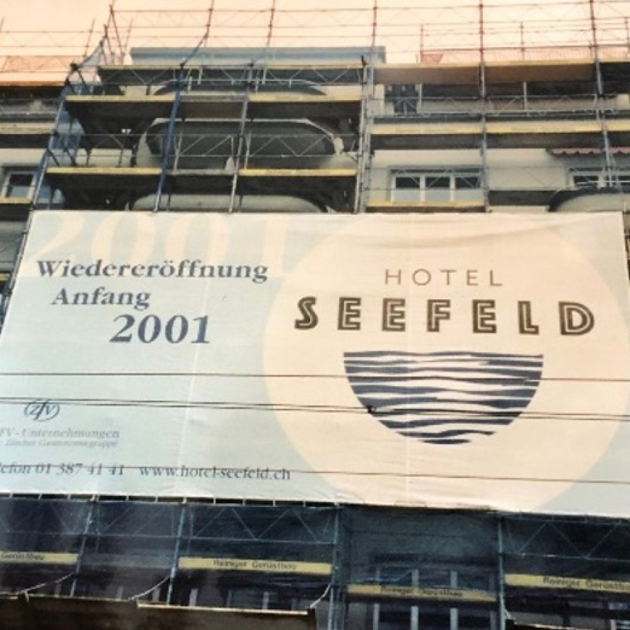 Baugesrüst mit einem Plakat und Ankündigung von Eröffnung im Seefeld 2001