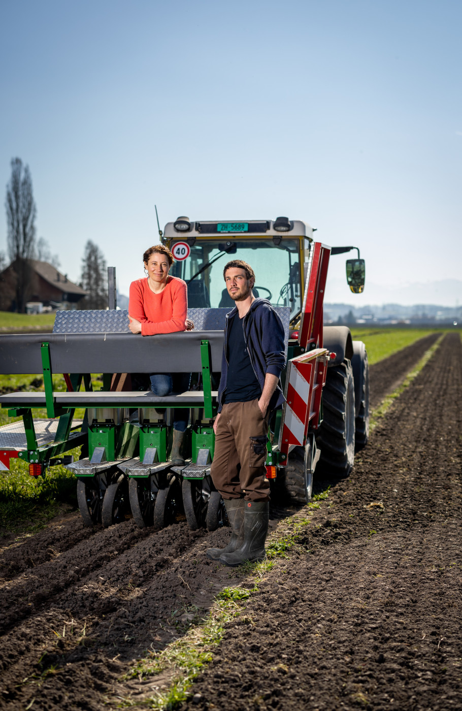 SlowGrow auf dem Feld bei der regenerativen Landwirtschaft mit Traktor