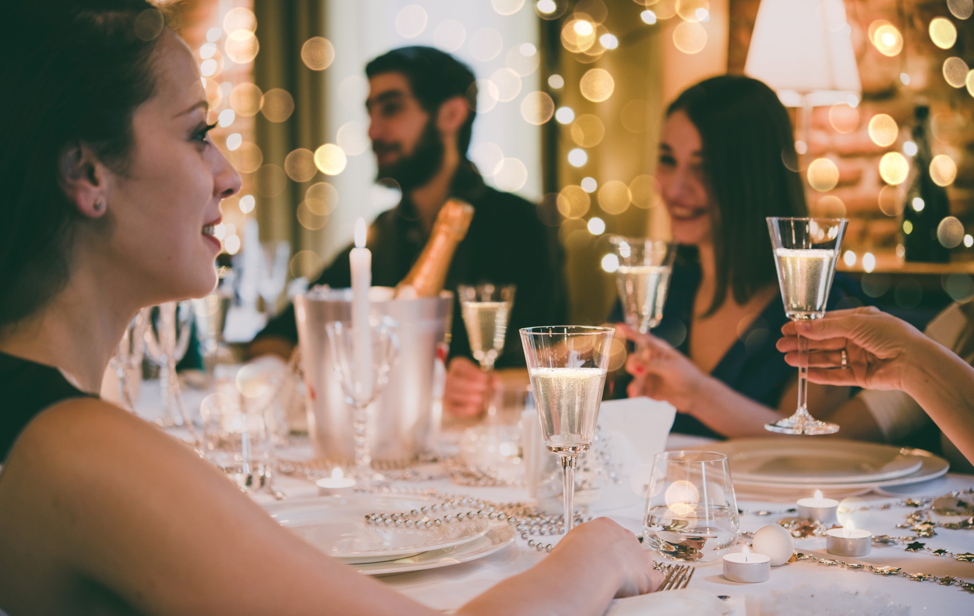 Festliche Gesellschaft im Restaurant am Tisch, alle stossen an