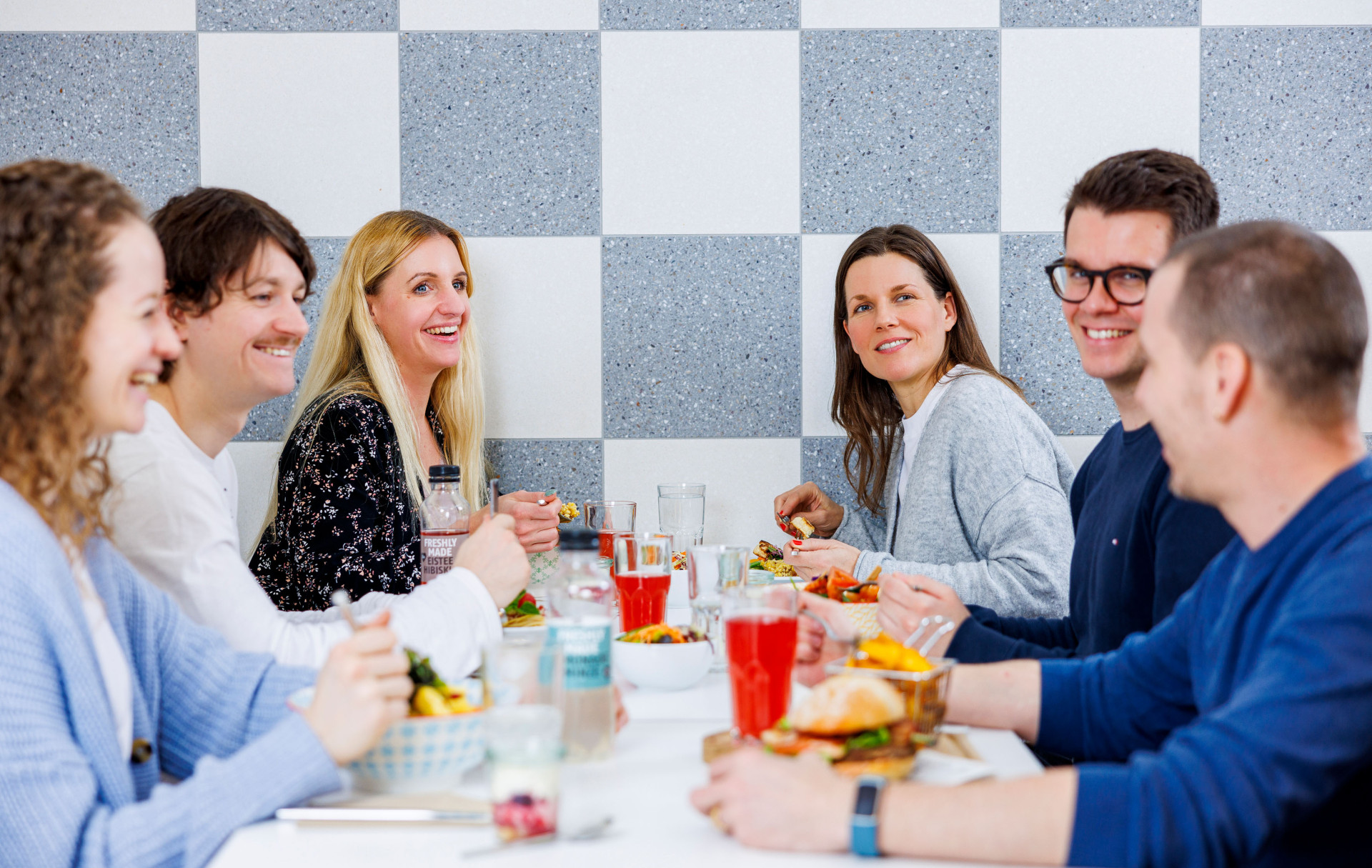 Menschen an einem gedeckten Tisch