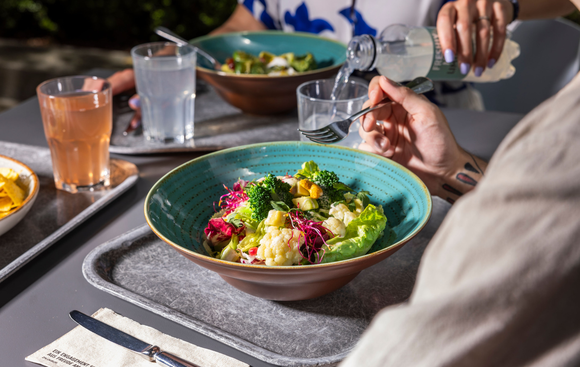 Salat auf einem Restauranttisch im Freien
