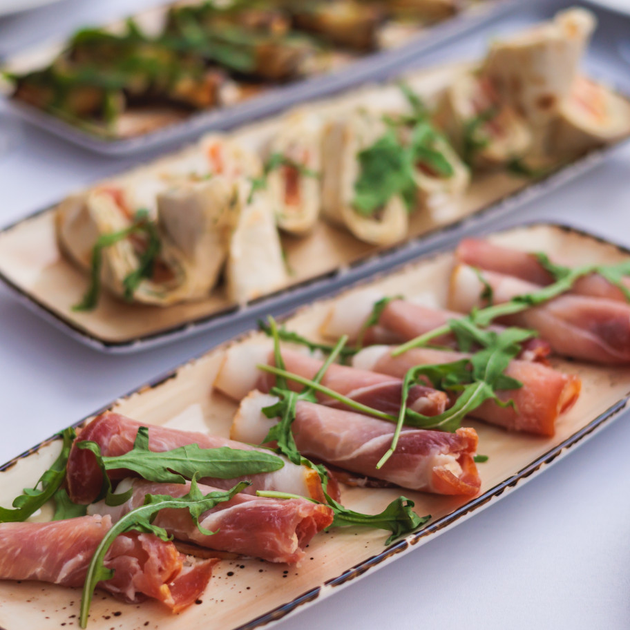 Angerichtete Cateringplatten mit Fleisch und Kräutergarnitur