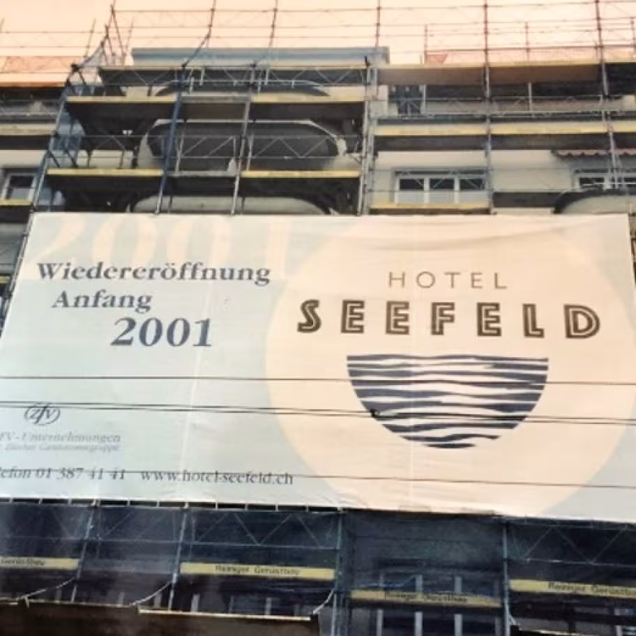 Baugesrüst mit einem Plakat und Ankündigung von Eröffnung im Seefeld 2001