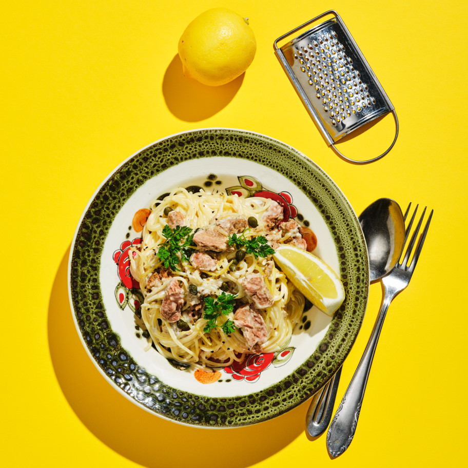 Teller mit Spaghettigericht und Zutaten