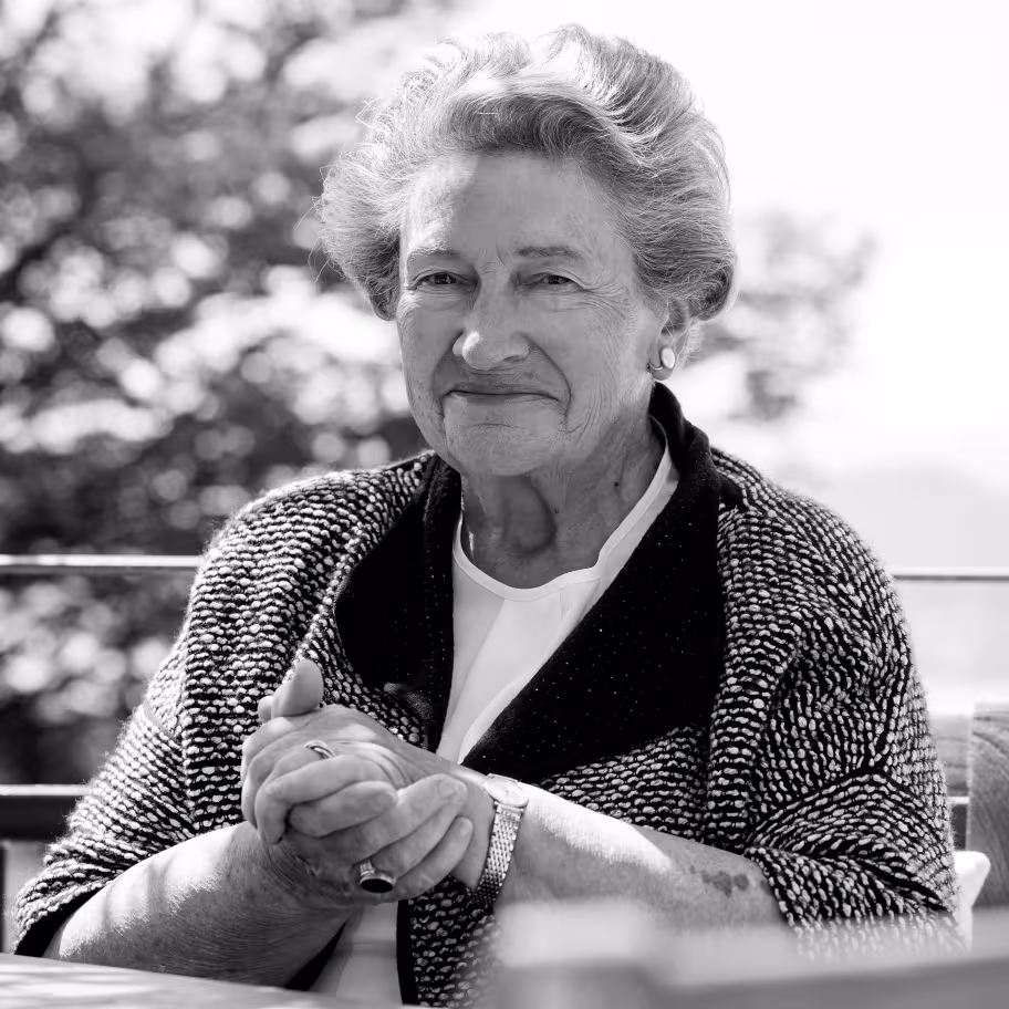 Schwarz-weiss Bild einer Frau, die in die Kamera lächelt