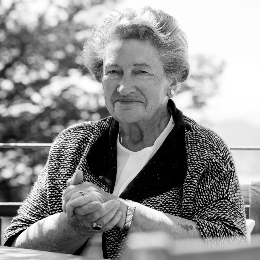 Schwarz-weiss Bild einer Frau, die in die Kamera lächelt