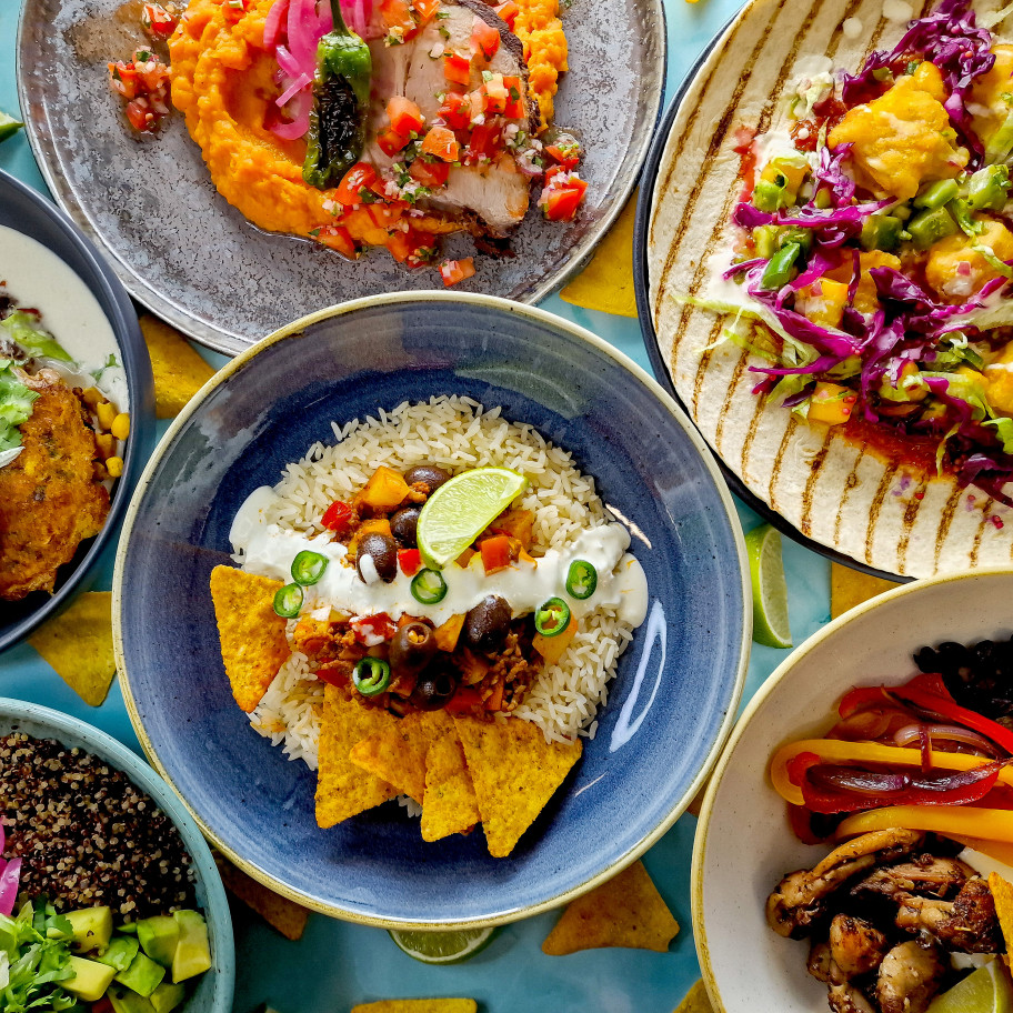 Mexikanisches Gericht auf verschiedenen Tellern