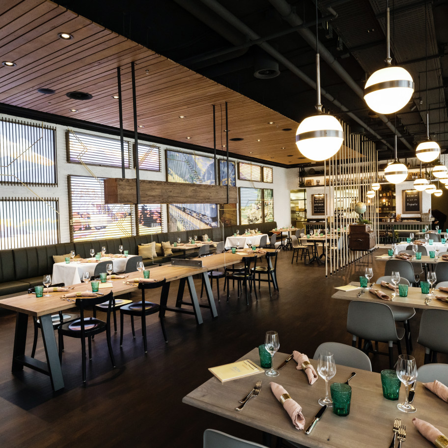 Innenansicht der Brasserie im Verkehrshaus in Luzern mit dunklen Holztischen