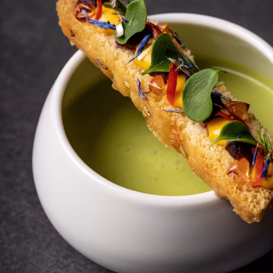 Aufname einer Suppe und Brot