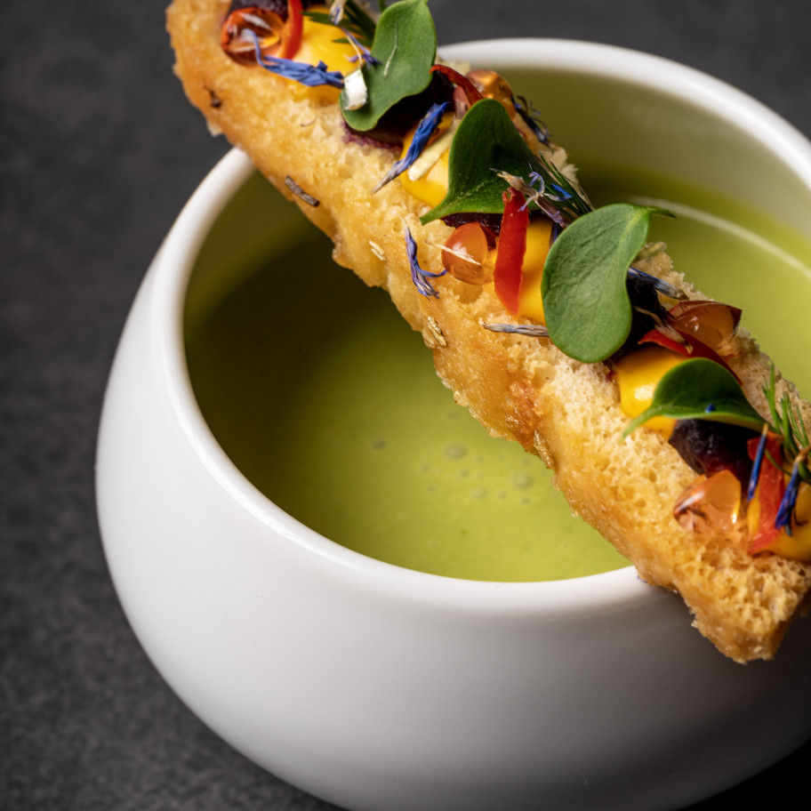 Aufname einer Suppe und Brot