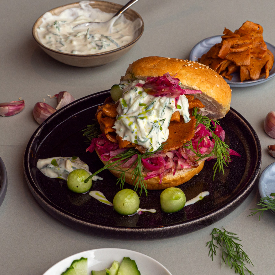 Döner auf einem Teller im Taschenbrot angerichtet