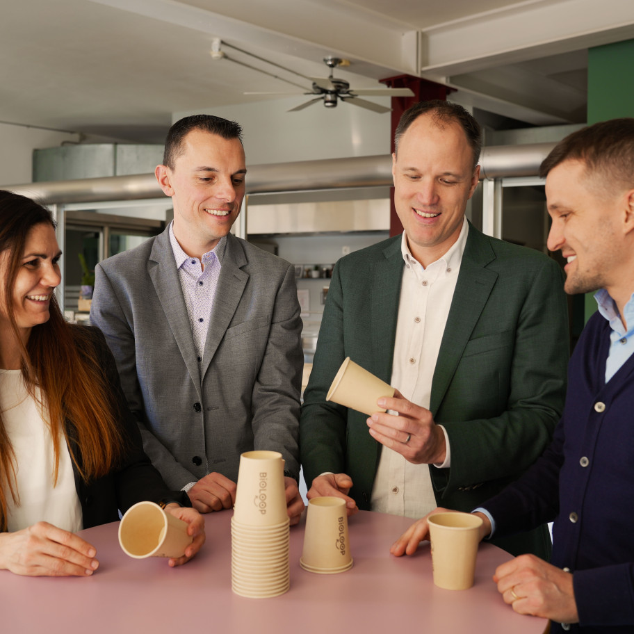 Vier Personen tauschen sich an einem Tisch aus