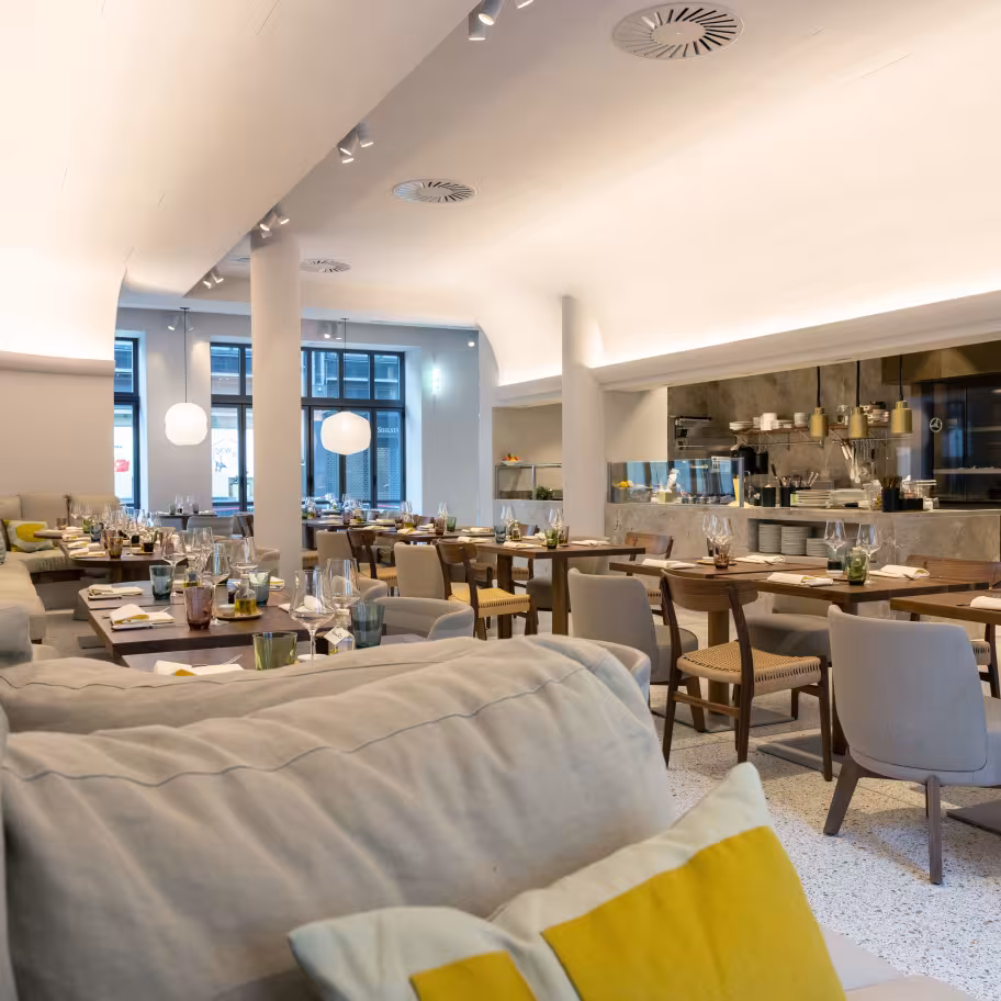 Innenansicht Restaurant Enja in Zürich mit gemütlichen Sitzgelegenheiten und Couchmöbeln