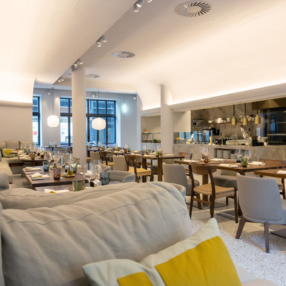 Innenansicht Restaurant Enja in Zürich mit gemütlichen Sitzgelegenheiten und Couchmöbeln