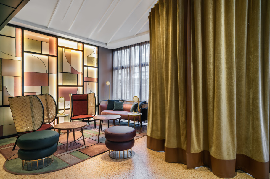 Lobby mit Lounges und Tischen des Sorell Hotels Seidenhof