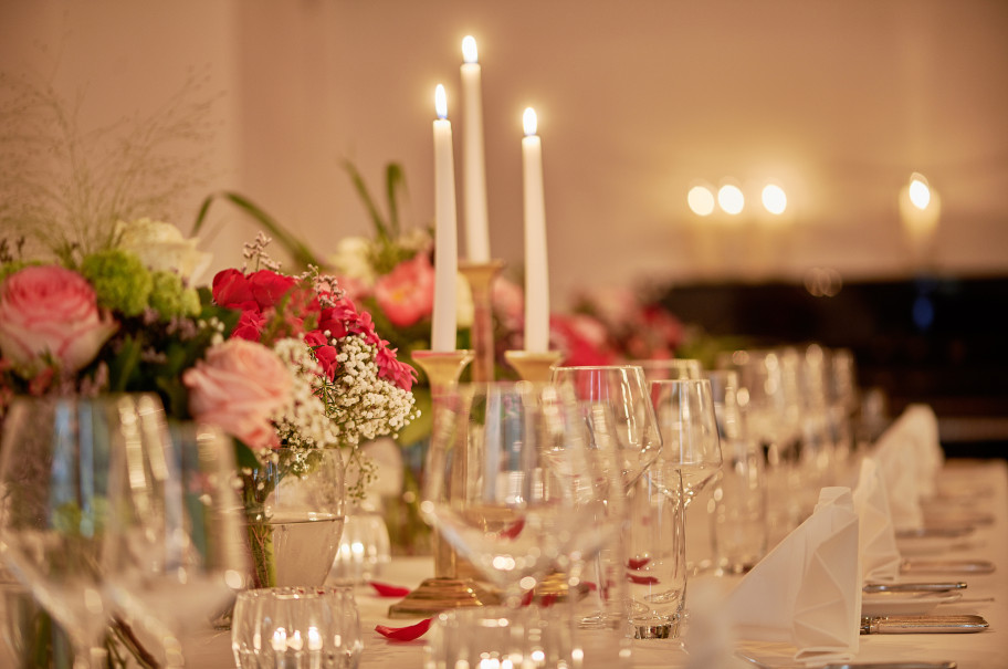 Festlich gedeckter Tisch mit Blumen und Kerzen im Sorell Hotel Krone