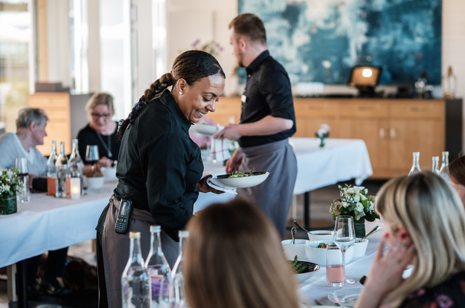 Servicefachangestellte bedient Gäste an einem Event im Restaurant Bellavista