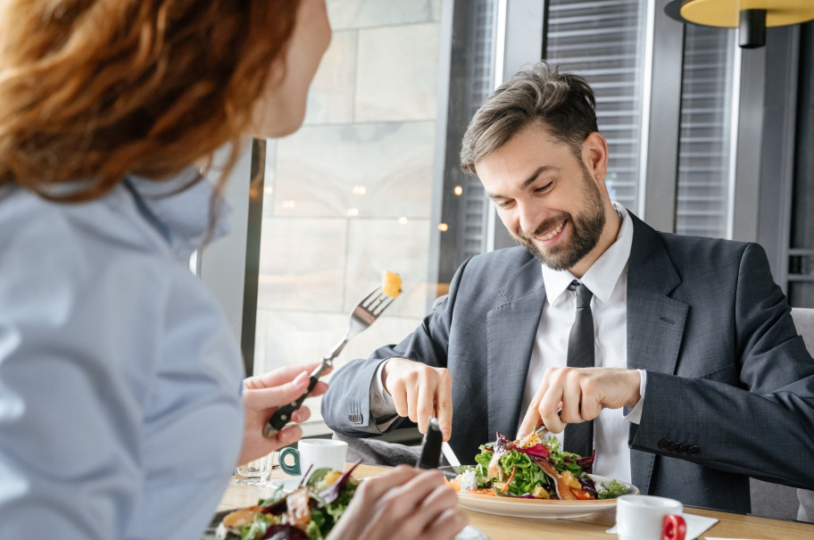 Gäste an einem Businesslunch in einem Restaurant