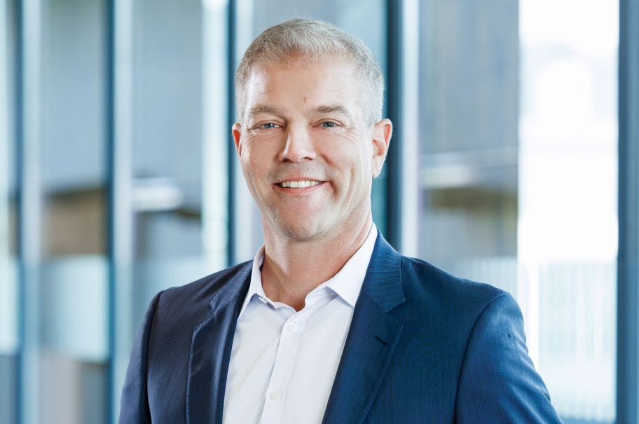 Portraitaufnahme von ZFV COO Gastronomie Florian Duebendorfer im Stadion Letzigrund