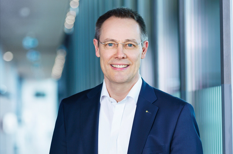 Portraitaufnahme von ZFV COO Hotels Thomas Kleber im Stadion Letzigrund