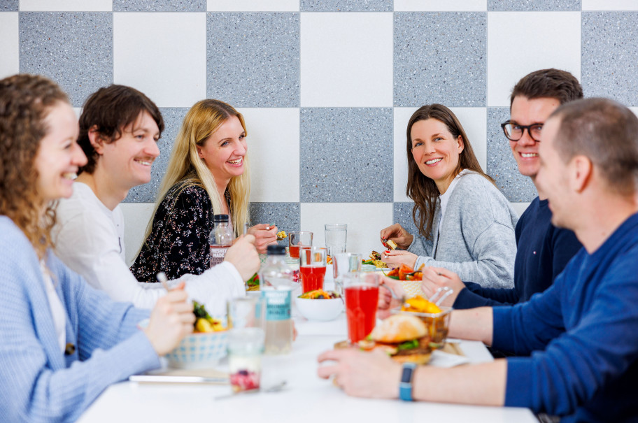 Menschen an einem Tisch beim Lunch