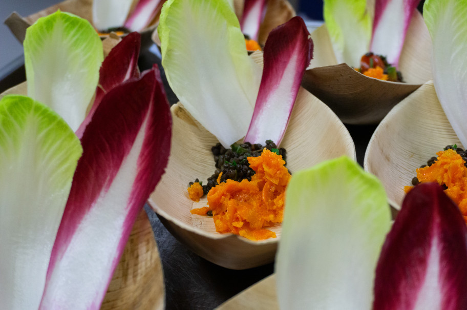 Rohkostsalat in einer Palmblattschale mit Karotten, Chicorée und Linsen