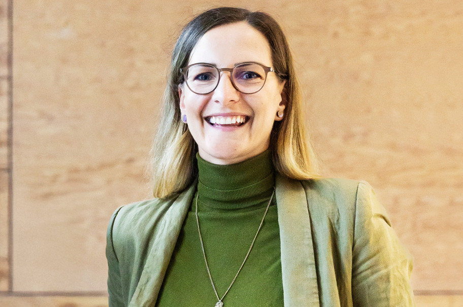 Frau lächelt in die Kamera