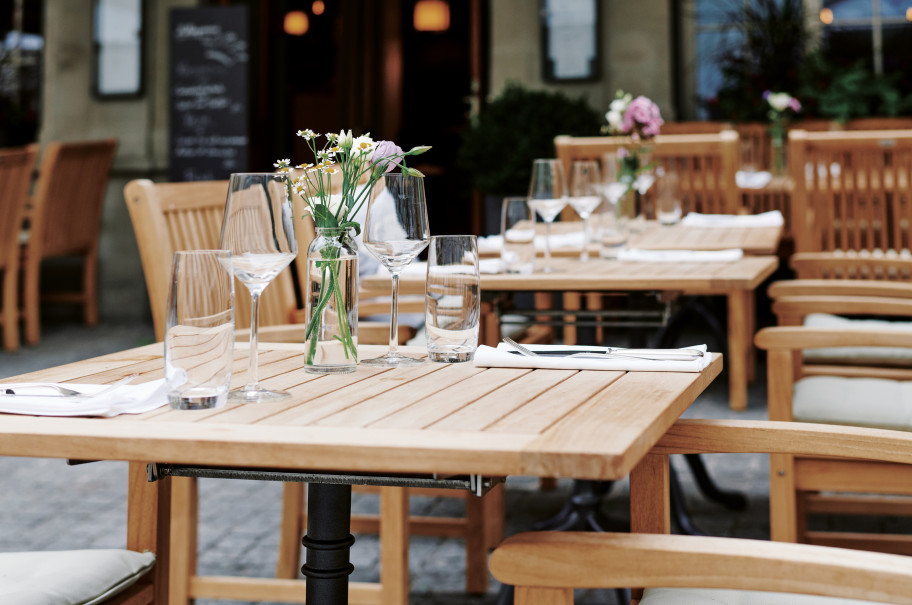 Terrasse mit gedeckten Tischen