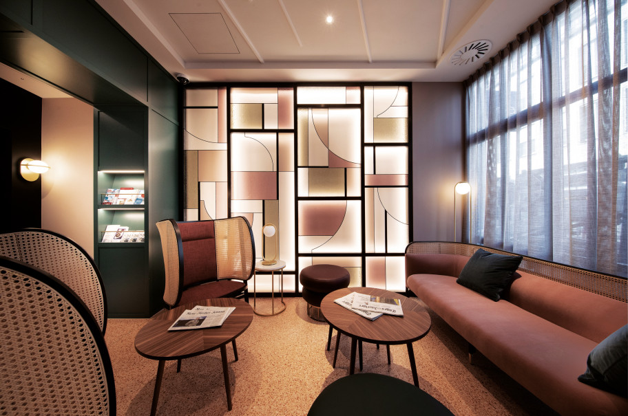 Beleuchtete, bunte Hotellobby