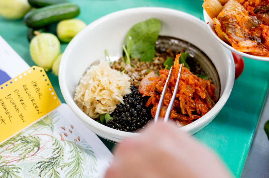 Anrichten einer asiatischen Bowl