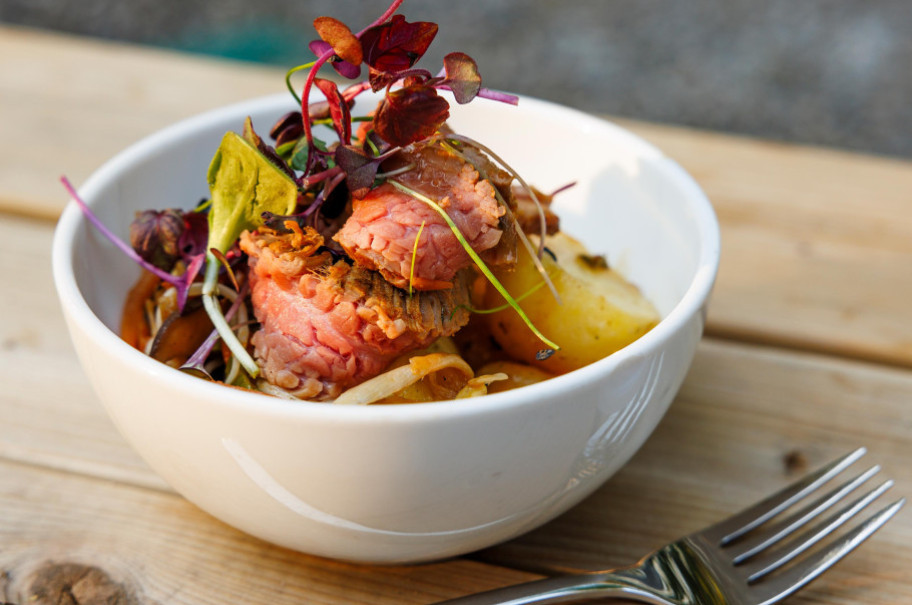 Hauptgericht serviert in einer Schüssel