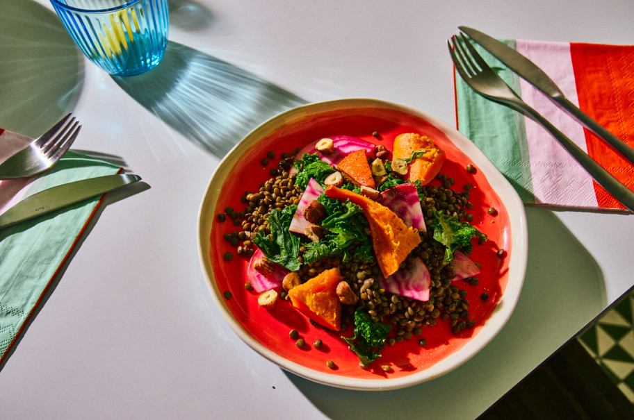 Bunter Teller mit vegetarischem Mittagessen.