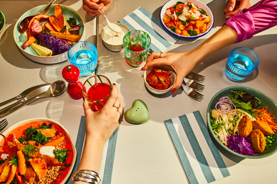 Ein Tisch mit buntem Geschirr und ausgewogenem Essen.