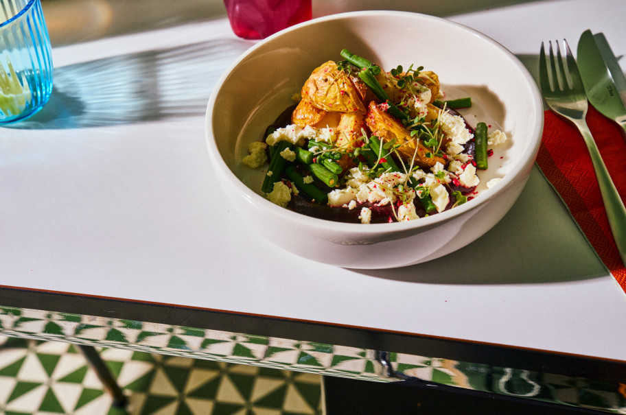 Teller mit vegetarischem Gericht.