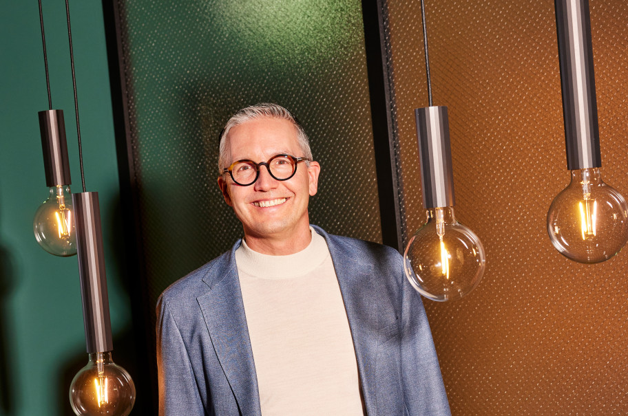 Mann blickt in die Kamera