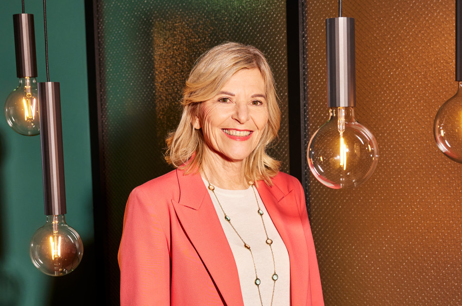 Frau lächelt in die Kamera