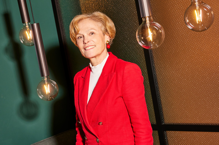 Frau lächelt in die Kamera