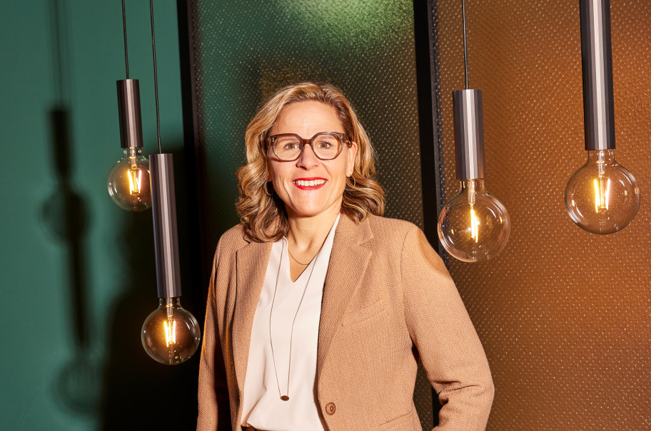 Frau lacht in die Kamera