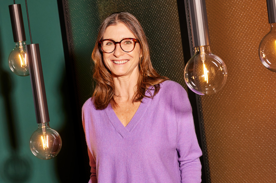 Frau lächelt in die Kamera