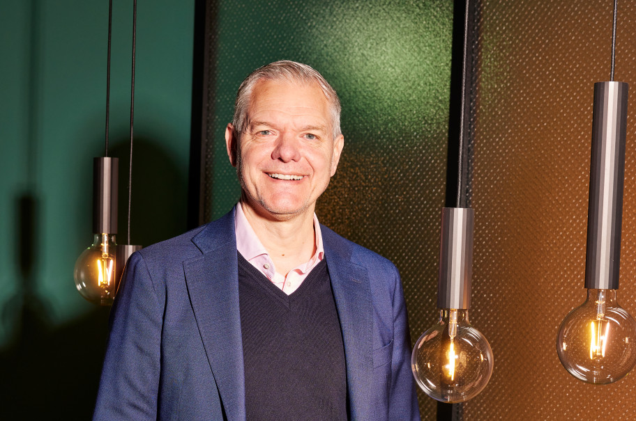 Mann lächelt in die Kamera