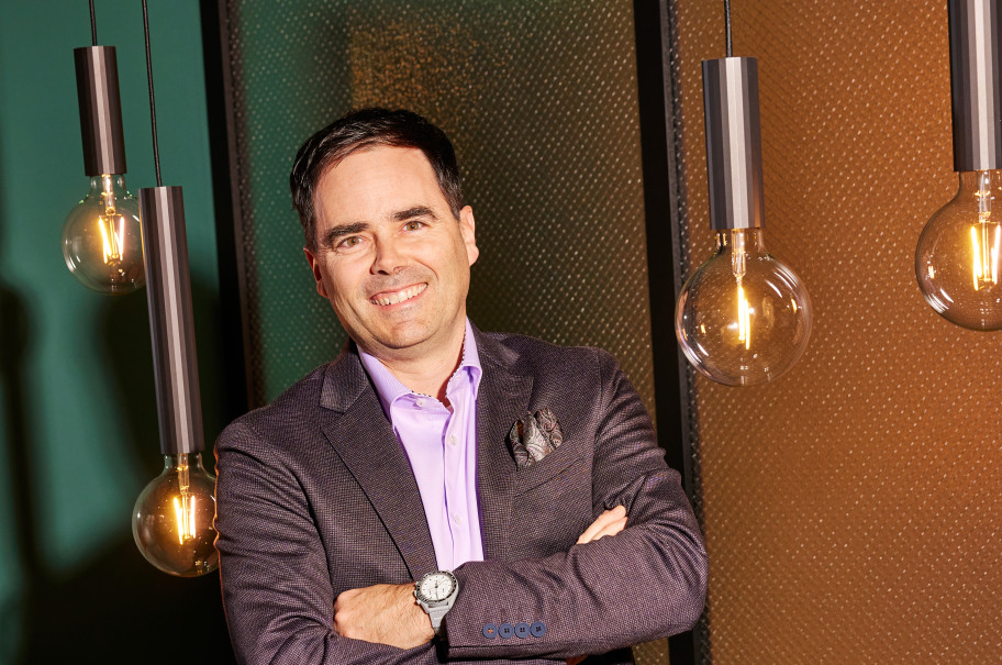 Mann lächelt in die Kamera