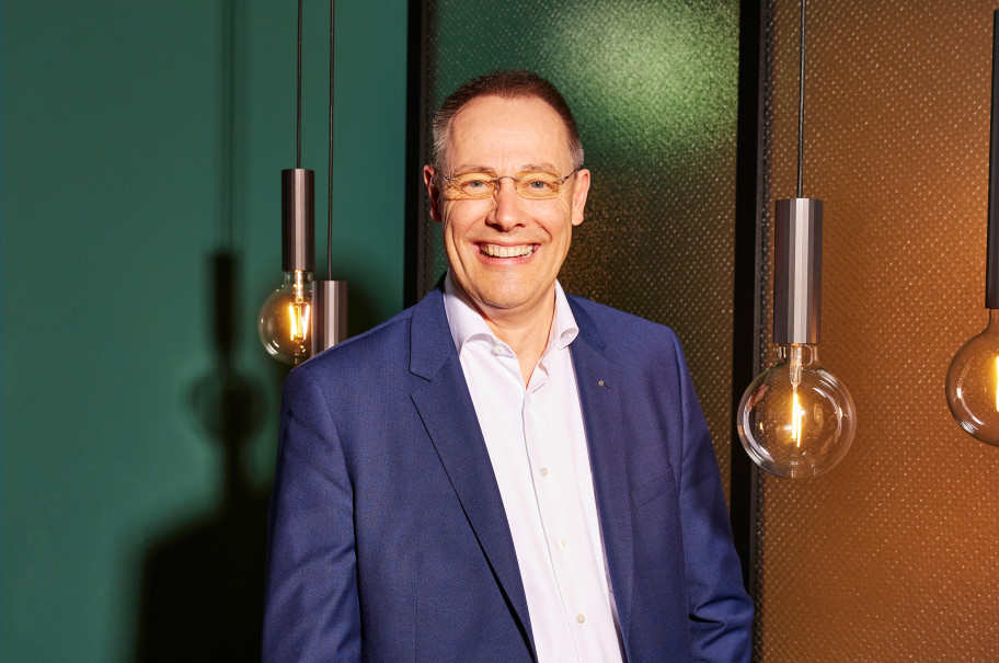 Mann lächelt in die Kamera