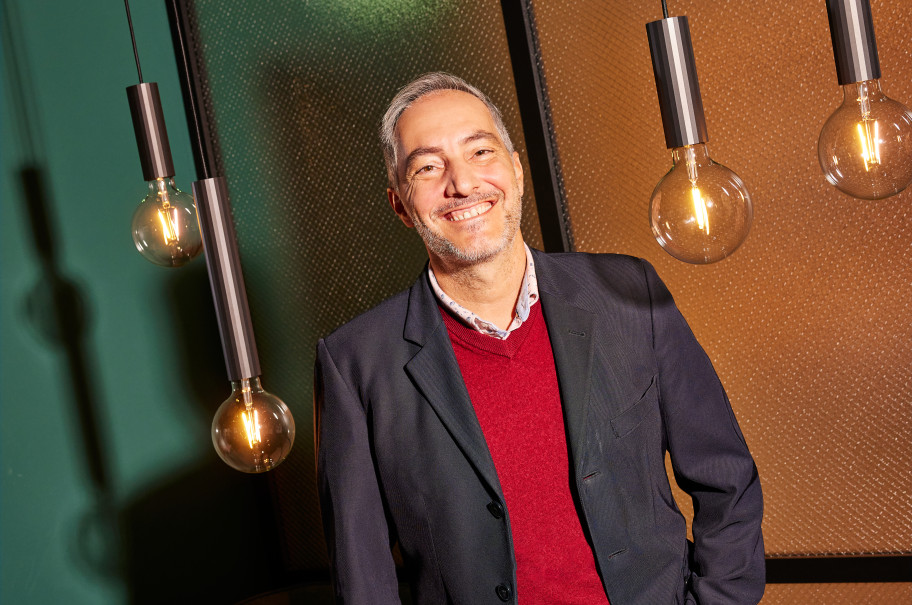 Mann lächelt in die Kamera