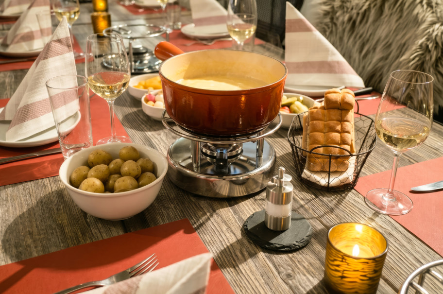 Gedeckter Tisch im Fondue Stübli Irchel mit Käsefondue und Beilagen