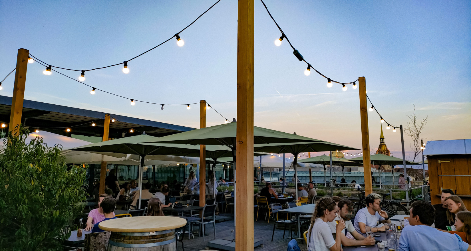 Terrasse des Restaurants Grosse Schanze mit trinkenden Gästen