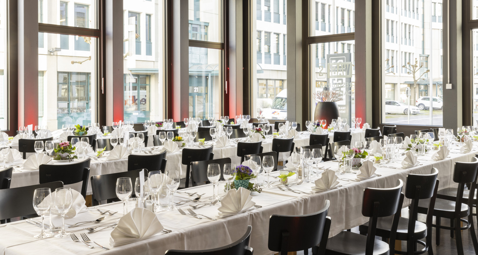 festlich gedeckte Tische für einen Event im Restaurant Wagi S