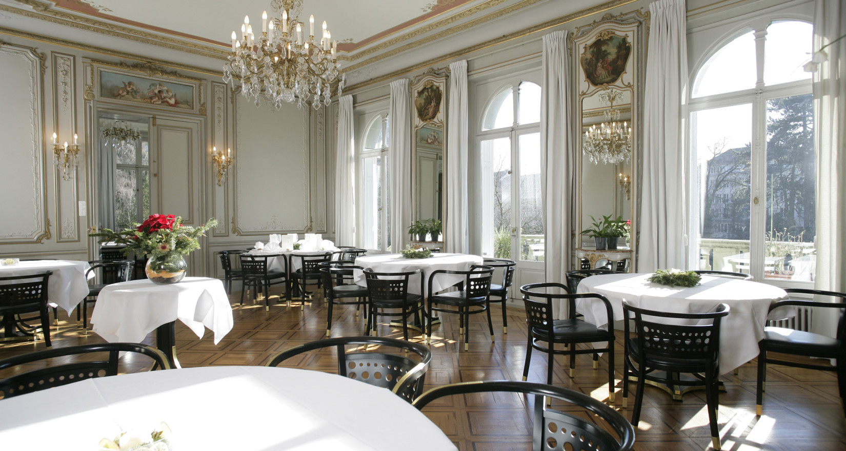 Speisesaal mit gedeckten Tischen in der Haus der Universität