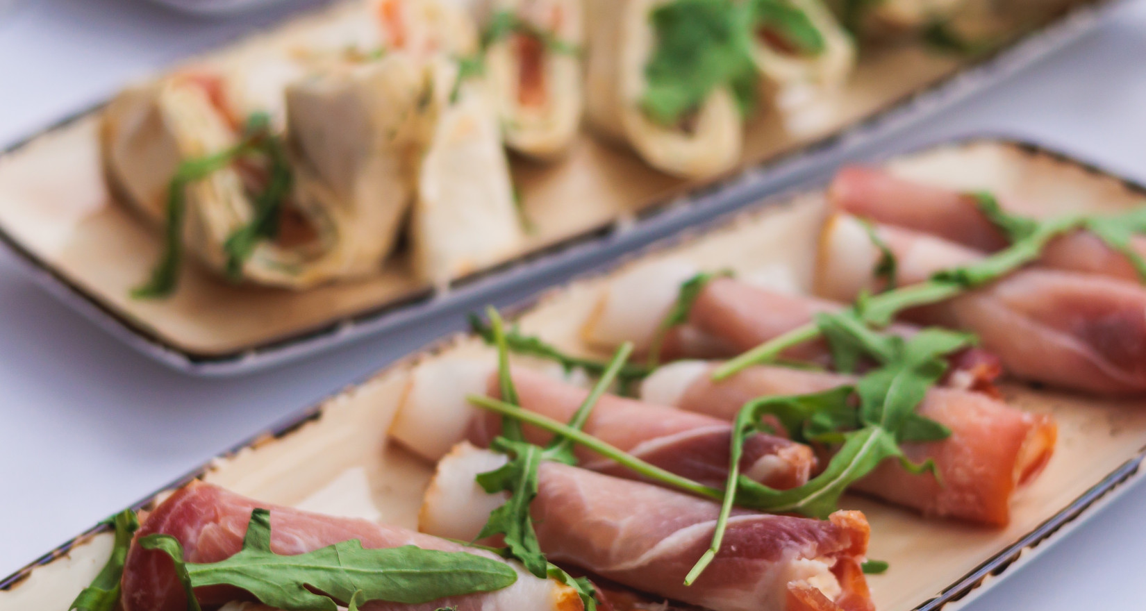 Angerichtete Cateringplatten mit Fleisch und Kräutergarnitur