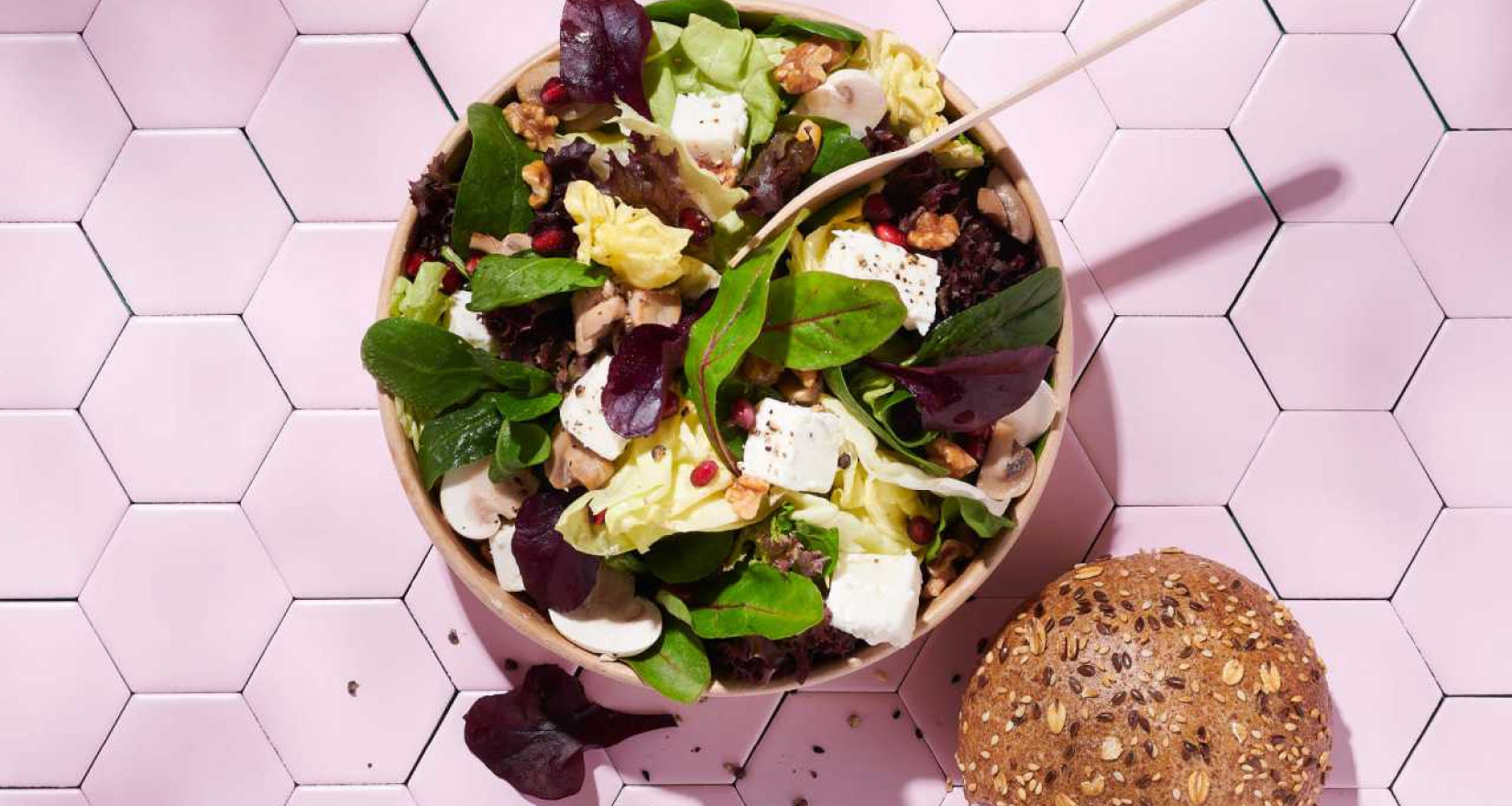 Aufnahme einer Bowl mit einem frischen Salat und Brötli