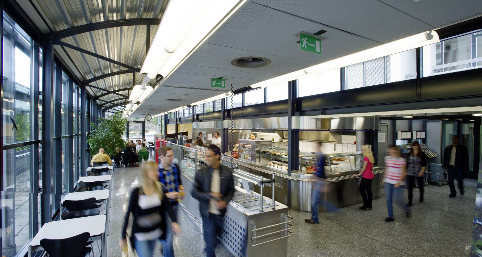 Innenaufnahme der Cafeteria Uni Zürich Zahnmedizin